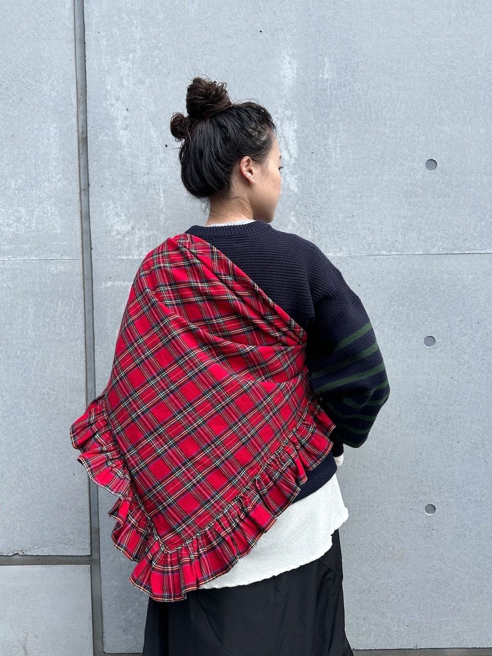 ベージュ系のチノパンツ、ブルー系のニット/セーター、ホワイト系のTシャツ/カットソーを着用したレディースの秋コーディネートの4枚目の写真