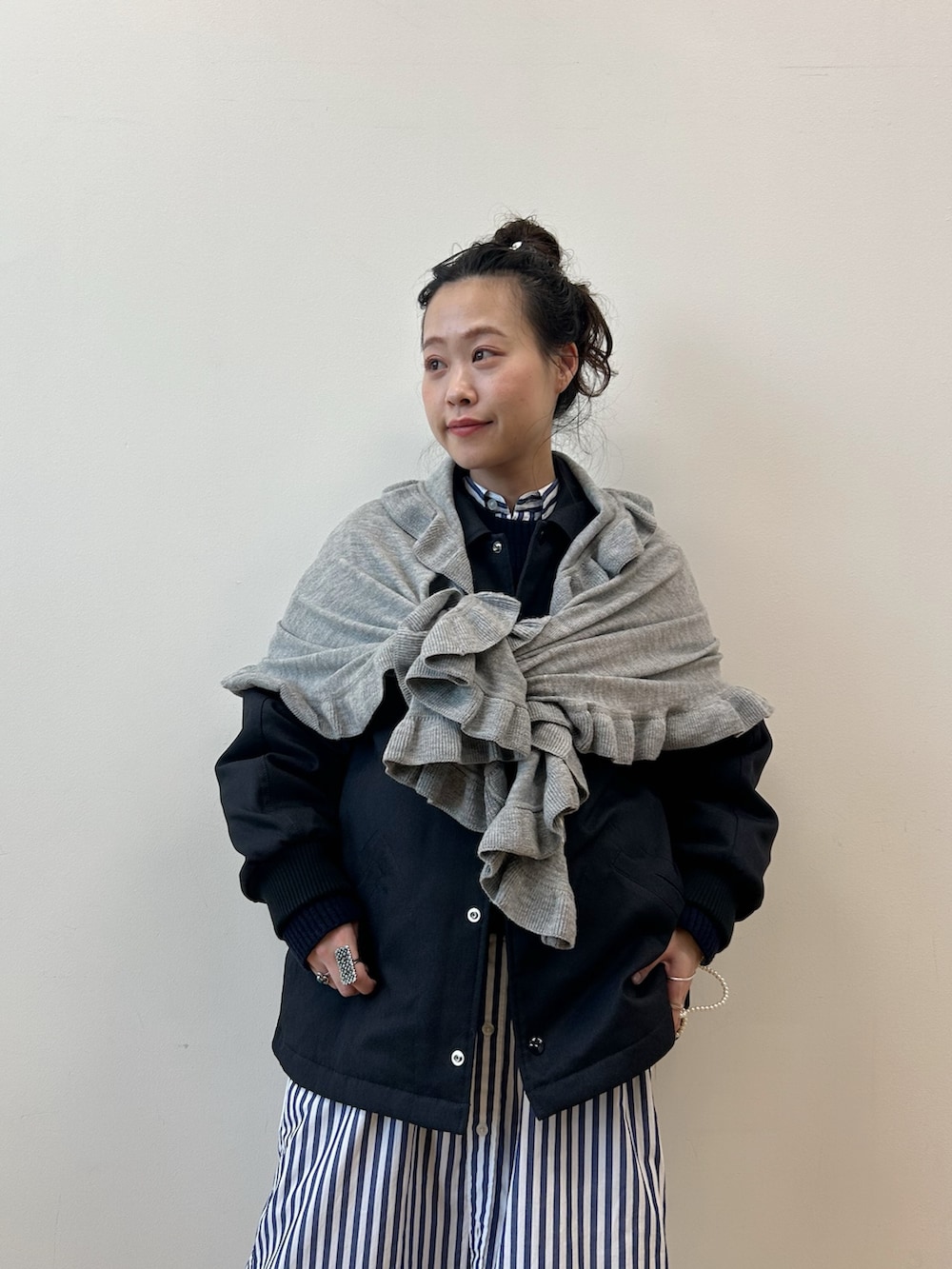 ブルー系のシャツワンピース、ブルー系のブルゾン、ブルー系のニット/セーターを着用したレディースの冬コーディネートの3枚目の写真