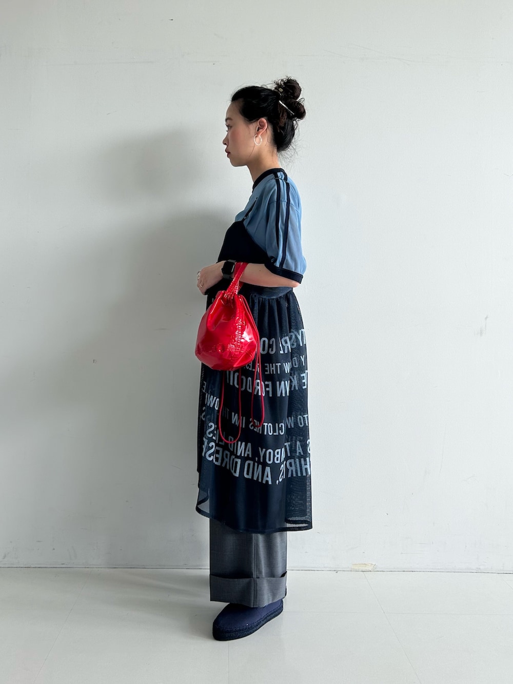 「いいね、save、フォローお願いします🤑、低身長、低身長コーデ、Tシャツ、ワンピース、ワンピーススタイル」｜「BEAMS BOYのポリエステル ウール トロピカル ワイド パンツ（スラックス、グレー系）」を使った、黒田 彩乃さん（骨格ストレート・レディース・153cm）の春コーディネートの3枚目の写真