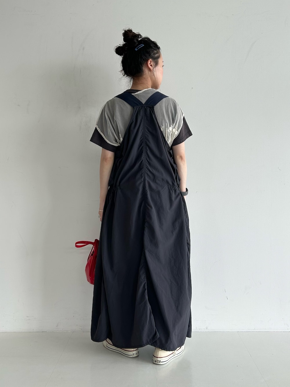 「いいね、save、フォローお願いします🤑、低身長、低身長コーデ、ワンピース、デニム、デニムパンツ、Tシャツ、プリントTシャツ、プリントT、レイヤード、レイヤードスタイル」｜「BEAMS BOYのナイロン フィッシング ベスト アレンジ ワンピース（ワンピース、ブルー系）」を使った、黒田 彩乃さん（骨格ストレート・レディース・153cm）の春コーディネートの2枚目の写真