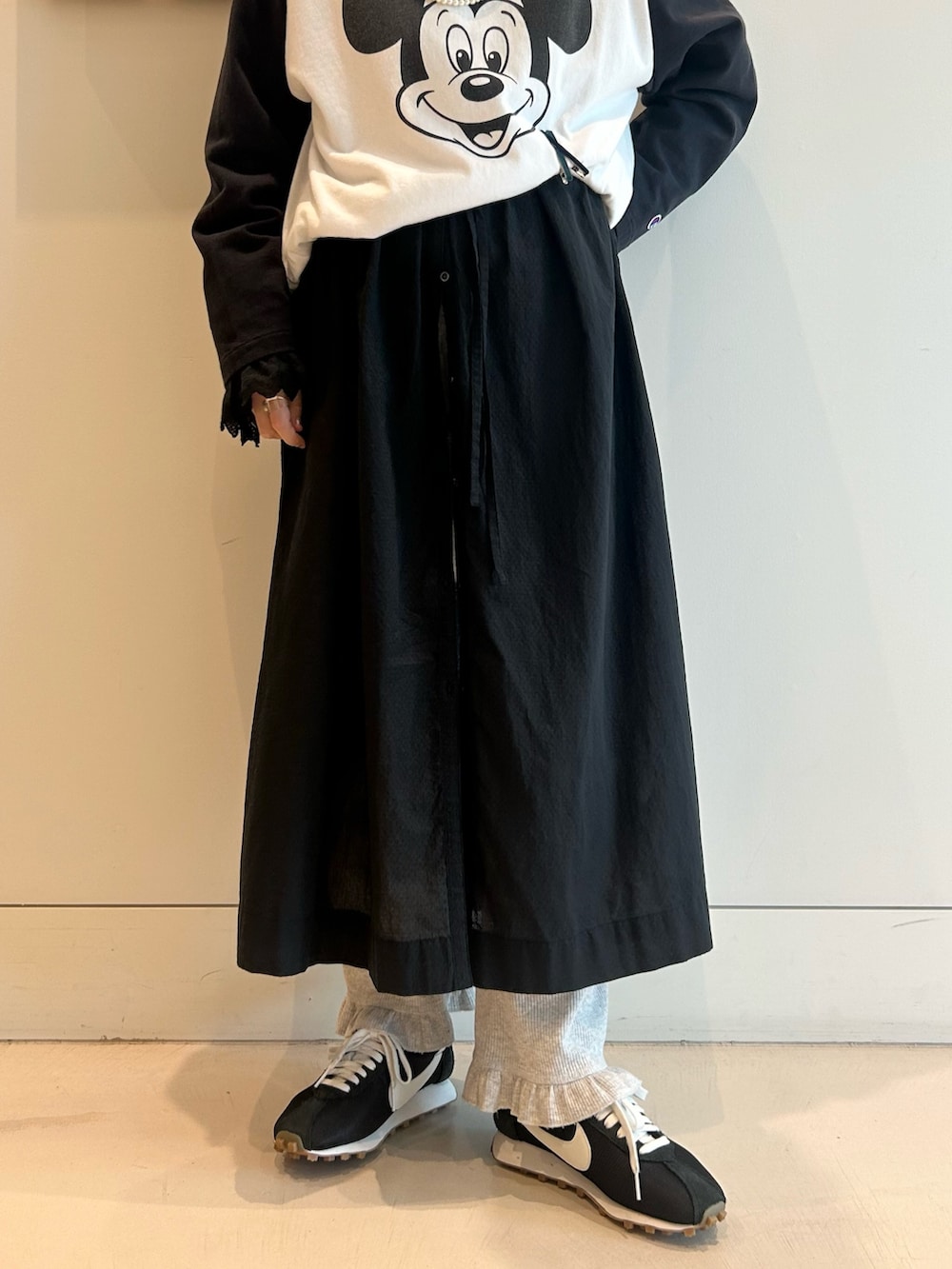 ブラック系のワンピース、ブラック系のTシャツ/カットソー、ブラック系のショルダーバッグを着用したレディースの夏コーディネートの7枚目の写真