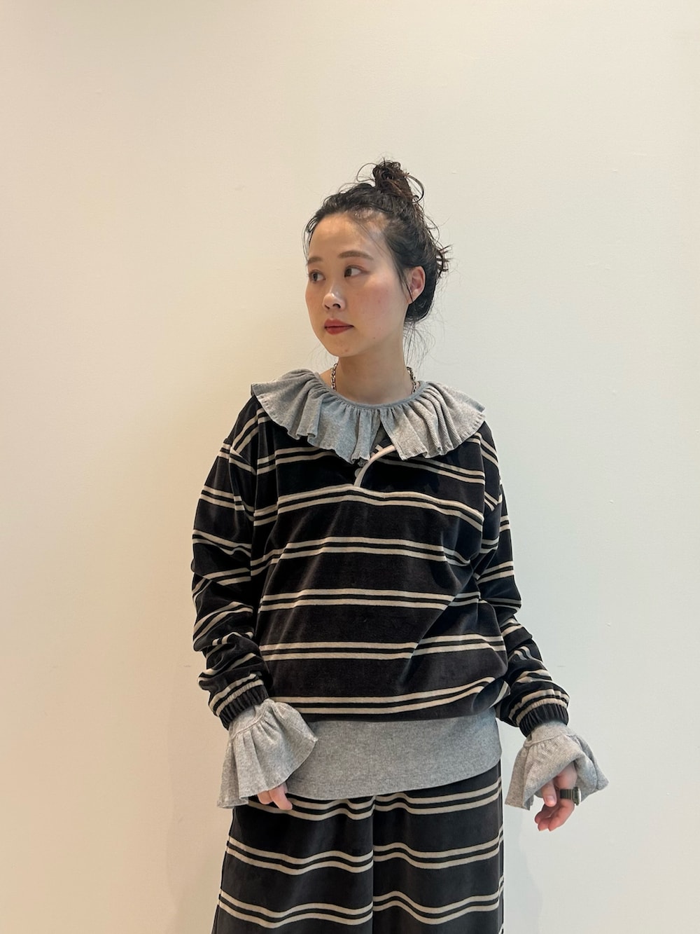 グレー系のTシャツ/カットソー、ブラック系のTシャツ/カットソー、ブラック系のその他パンツを着用したレディースの夏コーディネートの3枚目の写真