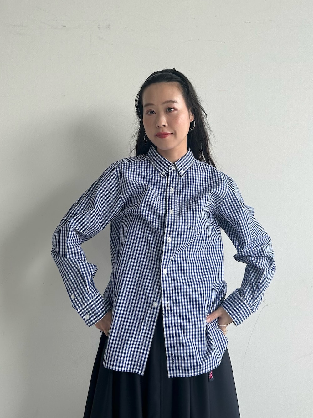 ブルー系のドレスシューズ、ブルー系のスカート、グレー系のカーディガン/ボレロを着用したレディースの秋コーディネートの6枚目の写真