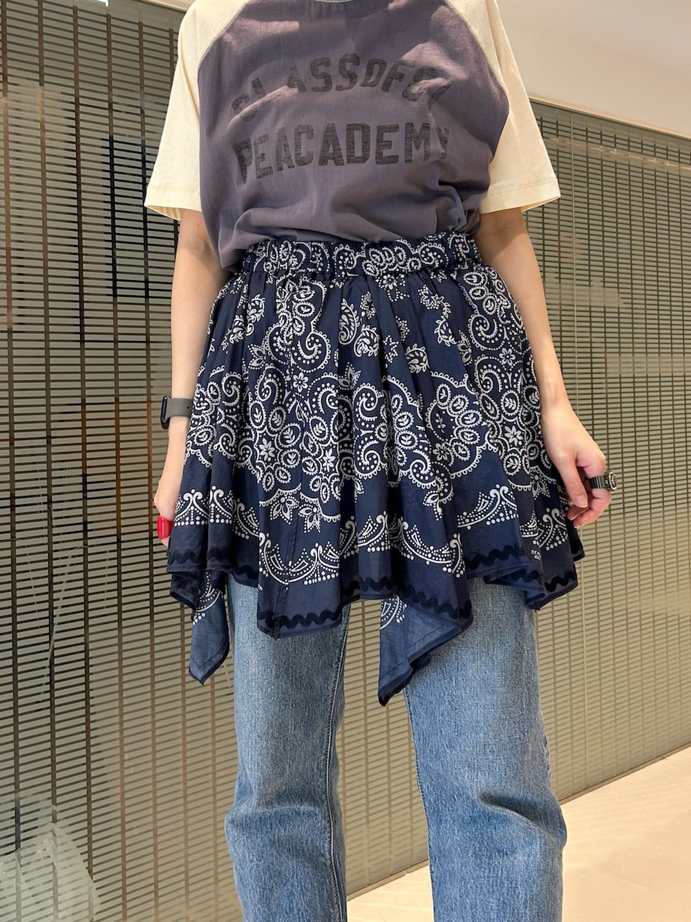 ブルー系のスカート、ブルー系のTシャツ/カットソー、ブルー系のデニムパンツを着用したレディースの夏コーディネートの6枚目の写真