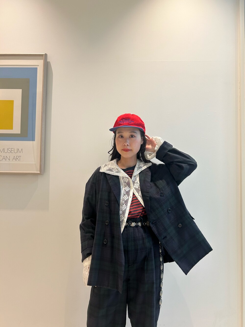 ホワイト系のバレエシューズ、ブルー系のテーラードジャケット、グレー系のTシャツ/カットソーを着用したレディースの冬コーディネートの4枚目の写真