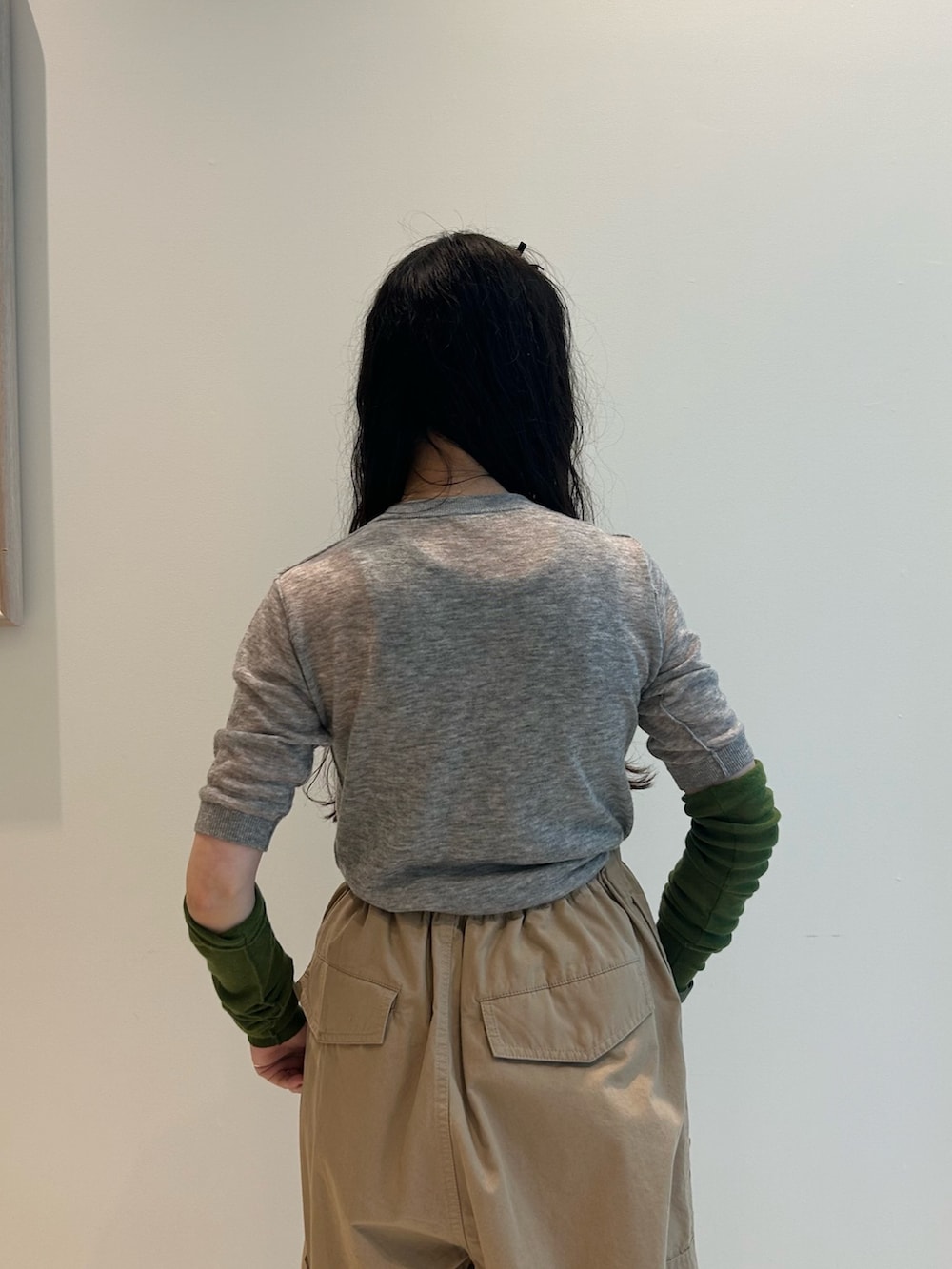 「ワイドパンツ、アームウォーマー、半袖ニット、シンプル、シンプルコーデ、いいね、save、フォローお願いします🤑、低身長、低身長コーデ」｜「maturelyのmaturely / コットン シルク ジッパー カーゴパンツ（カーゴパンツ、ベージュ系）」を使った、黒田 彩乃さん（骨格ストレート・レディース・153cm）の夏コーディネートの5枚目の写真