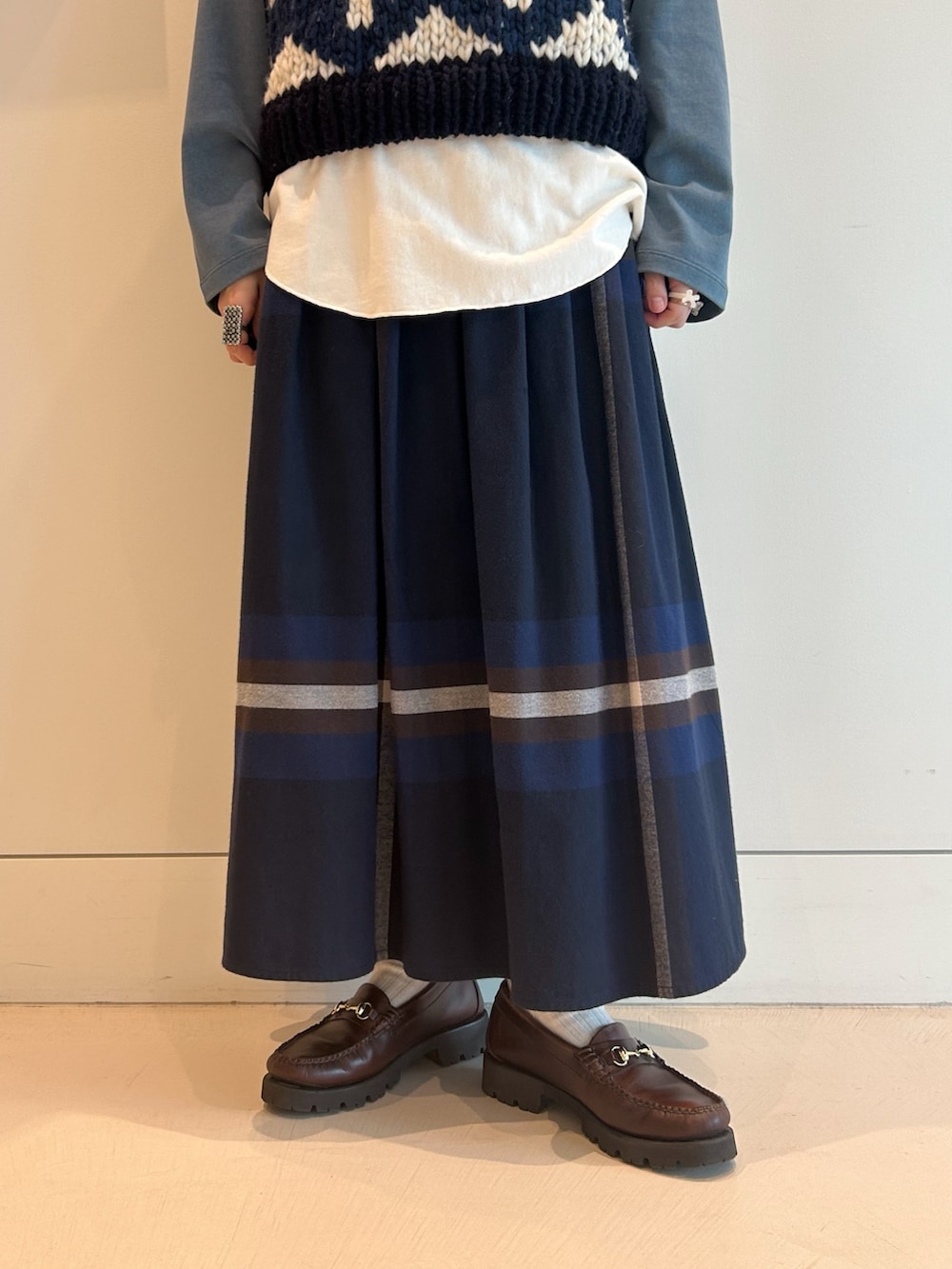 ブルー系のスカート、ブルー系のベスト、ブルー系のTシャツ/カットソーを着用したレディースの夏コーディネートの5枚目の写真