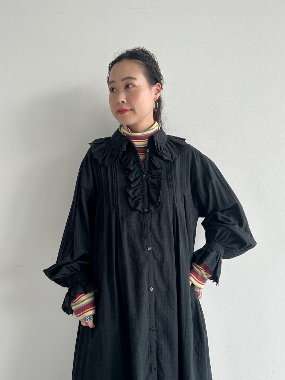 「いいね、save、フォローお願いします🤑、レイヤードスタイル、ワンピース、ベスト、低身長」｜「BEAMS BOYのカスリ ベスト（ベスト、グレー系）」を使った、黒田 彩乃さん（レディース・153cm）の夏コーディネートの4枚目の写真