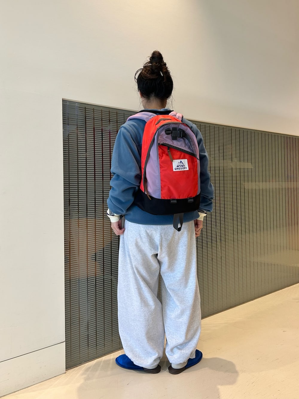 その他のバックパック/リュック、グレー系のスウェットパンツ、ホワイト系のTシャツ/カットソーを着用したレディースの夏コーディネートの2枚目の写真