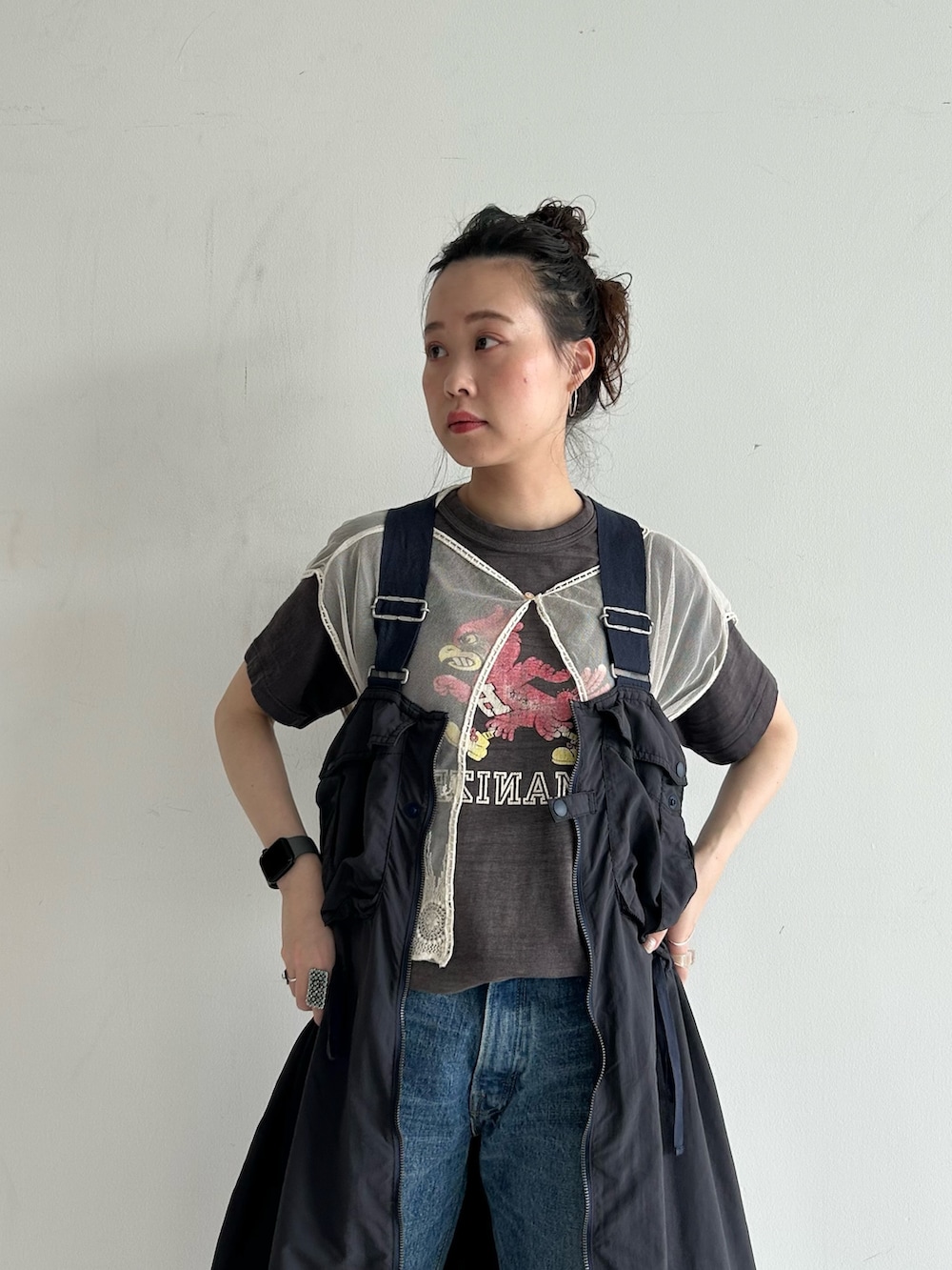 「いいね、save、フォローお願いします🤑、低身長、低身長コーデ、ワンピース、デニム、デニムパンツ、Tシャツ、プリントTシャツ、プリントT、レイヤード、レイヤードスタイル」｜「BEAMS BOYのナイロン フィッシング ベスト アレンジ ワンピース（ワンピース、ブルー系）」を使った、黒田 彩乃さん（骨格ストレート・レディース・153cm）の春コーディネートの4枚目の写真