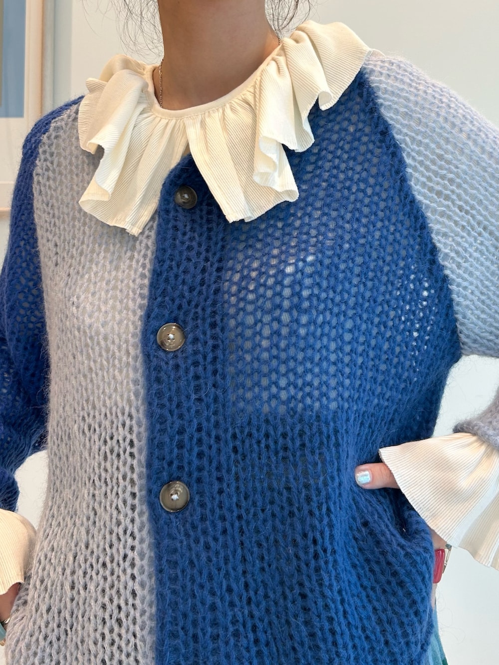 ブルー系のステンカラーコート、ホワイト系のTシャツ/カットソー、ブルー系のカーディガン/ボレロを着用したレディースの秋コーディネートの8枚目の写真