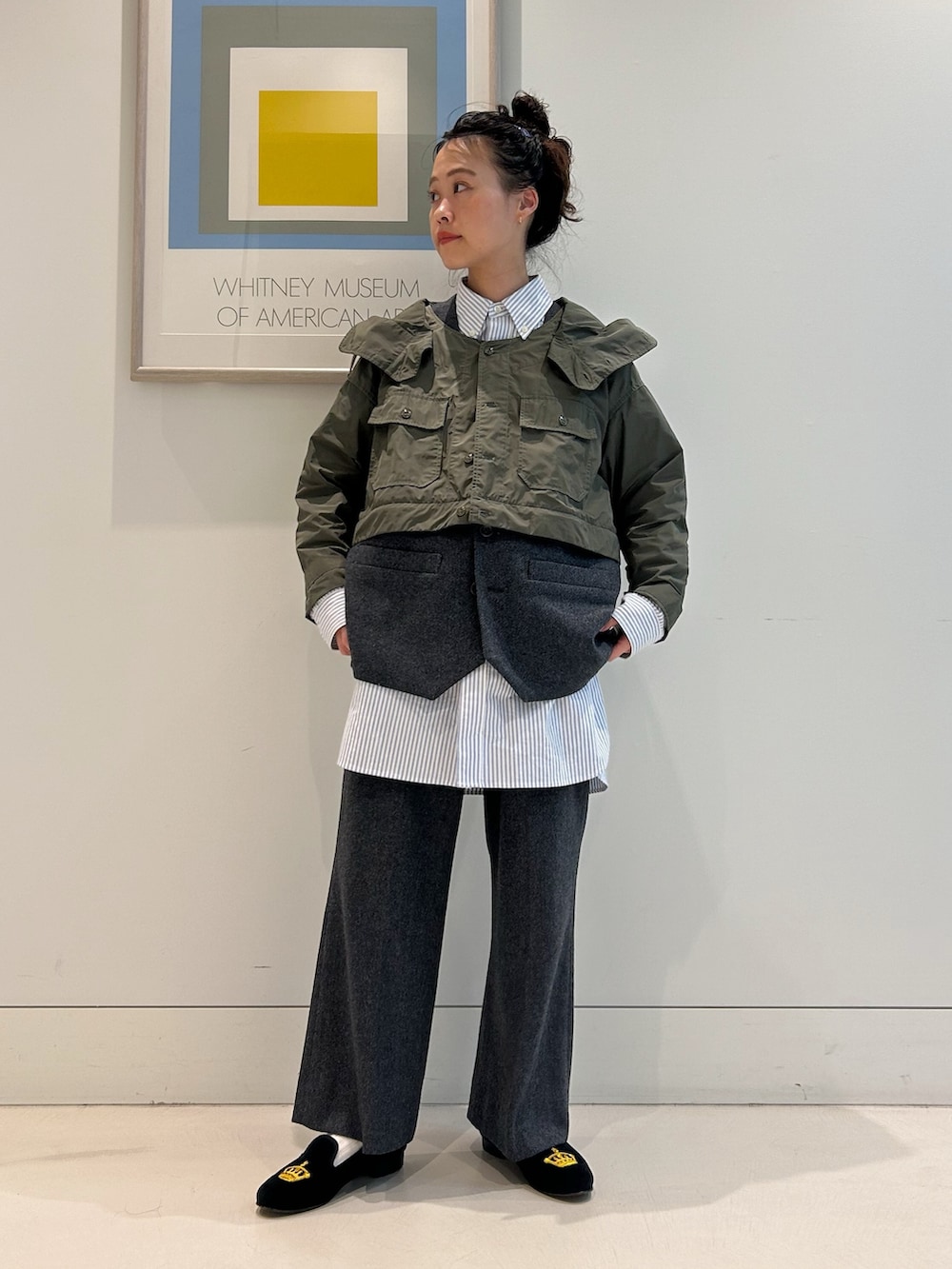 「ENGINEERED GARMENTS、ミリタリー、ミリタリーコート、ボタンダウンシャツ、ベスト、スラックス、いいね、save、フォローお願いします🤑、低身長、レイヤードスタイル、カーキ、秋っぽコーデ更新中」｜「BEAMS BOYのオックスフォード ストライプ ビッグボタンダウン シャツ（シャツ/ブラウス、ブルー系）」を使った、黒田 彩乃さん（レディース・153cm）の秋コーディネートの4枚目の写真