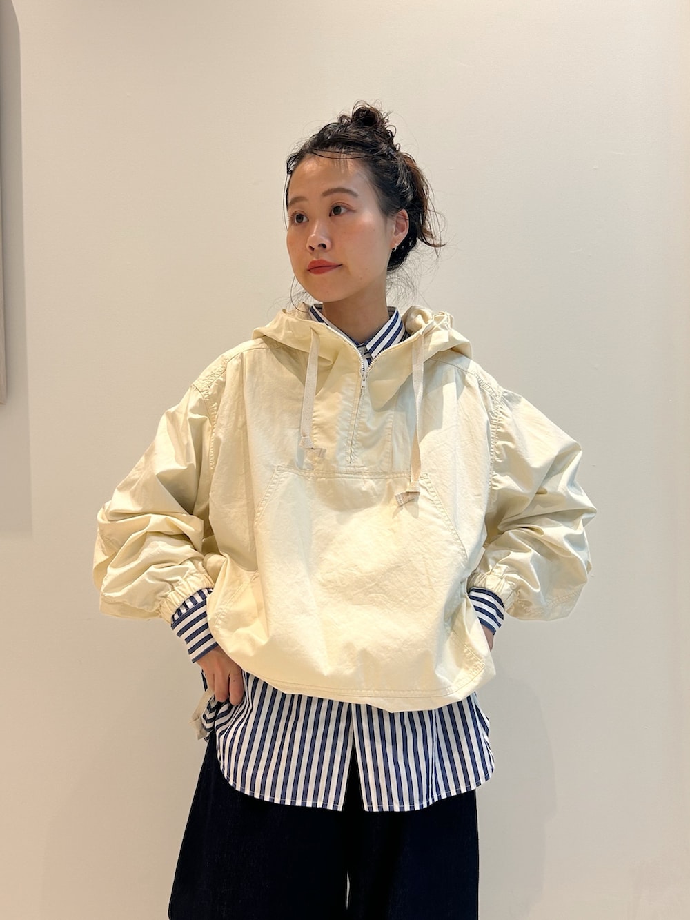 「アノラックパーカー、ボタンダウンシャツ、GRAMICCI、デニムパンツ、デニム、トートバッグ、いいね、save、フォローお願いします🤑、低身長、秋っぽコーデ更新中」｜「BEAMS BOYのロンドンストライプ ボタンダウンシャツ（シャツ/ブラウス、ブルー系）」を使った、黒田 彩乃さん（レディース・153cm）の秋コーディネートの2枚目の写真
