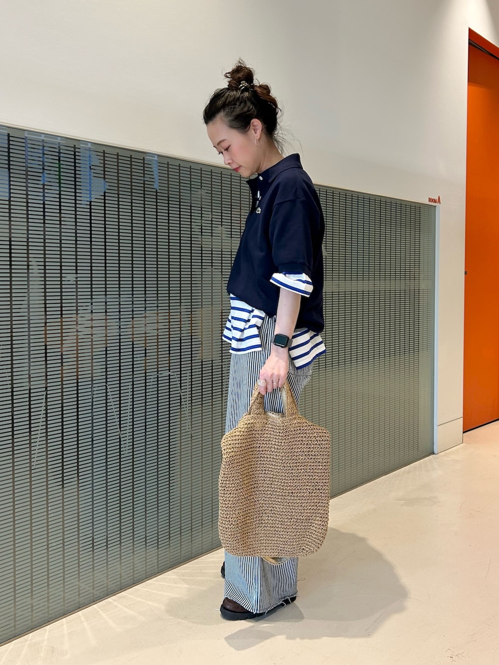 ホワイト系のTシャツ/カットソー、ベージュ系のショルダーバッグ、その他のその他パンツを着用したレディースの春コーディネートの2枚目の写真