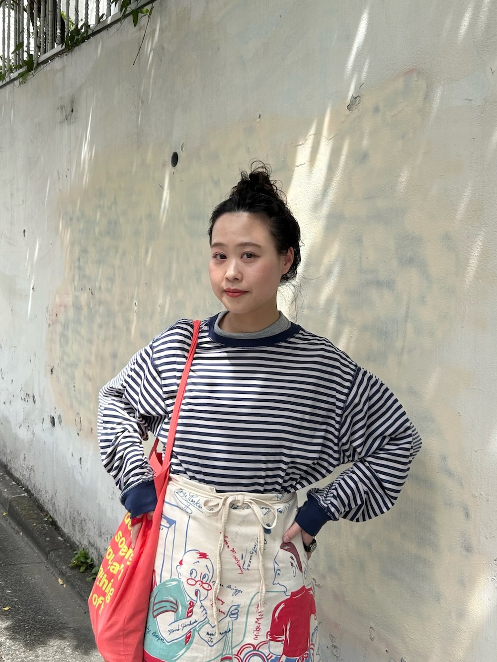 グレー系のTシャツ/カットソー、ブルー系のTシャツ/カットソーを着用したレディースの春コーディネートの3枚目の写真