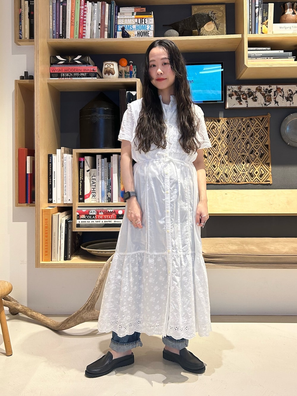 「夏、夏コーデ、ワンピース、ワンピーススタイル、セット、カットワーク、カットワークレース、デニム、サンダル、低身長、低身長コーデ、いいね、save、フォローお願いします🤑」｜「BEAMS BOYのカットワーク ノースリーブ ワンピース（ワンピース、ホワイト系）」を使った、黒田 彩乃さん（骨格ストレート・レディース・153cm）の夏コーディネートの6枚目の写真