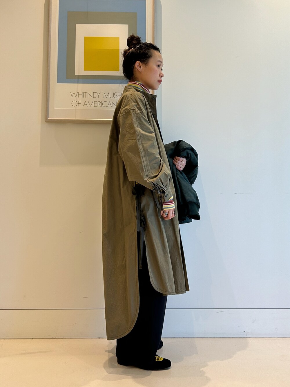 グリーン系のブルゾン、グリーン系のワンピース、イエロー系のTシャツ/カットソーを着用したレディースの秋コーディネートの7枚目の写真