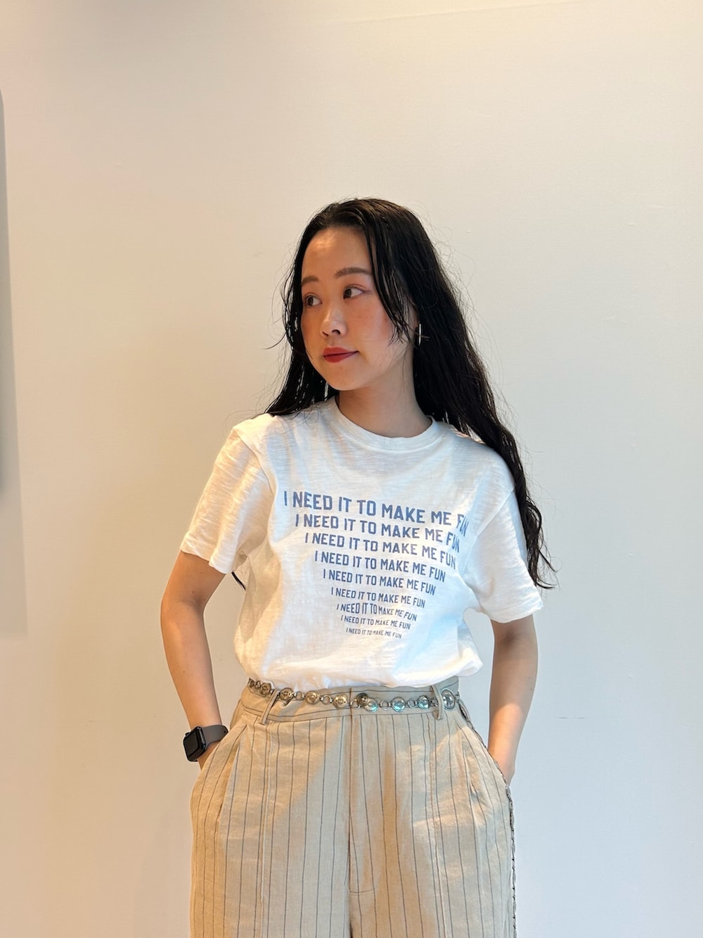 「梅雨、梅雨コーデ、ジャケット、ジャケットスタイル、セットアップ、セットアップスタイル、ロゴT、レイヤード、レイヤードスタイル、ブラウス、フリル、ショーツ、ショーツスタイル」｜「BEAMS BOYのライン メッセージ Tシャツ（Tシャツ/カットソー、ホワイト系）」を使った、黒田 彩乃さん（骨格ストレート・レディース・153cm）の夏コーディネートの7枚目の写真