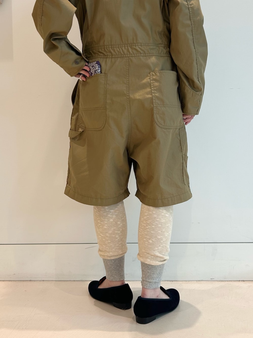 ブルー系のドレスシューズ、ベージュ系のサロペット/オーバーオール、ブルー系のショルダーバッグを着用したレディースの夏コーディネートの8枚目の写真