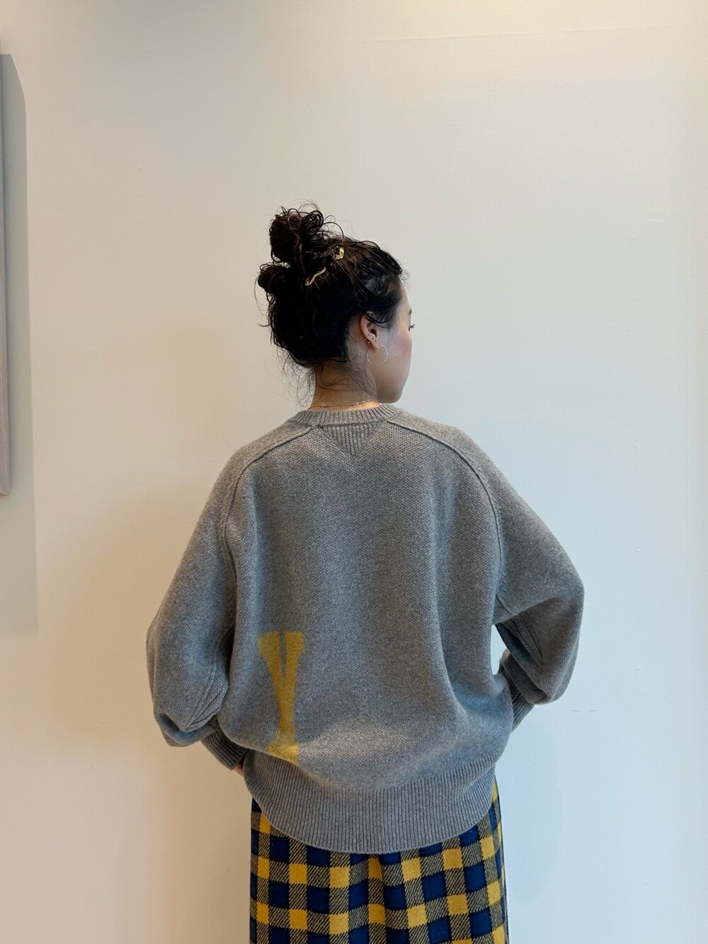 ブルー系のミリタリージャケット、イエロー系のスカート、ブラウン系のドレスシューズを着用したレディースの夏コーディネートの7枚目の写真