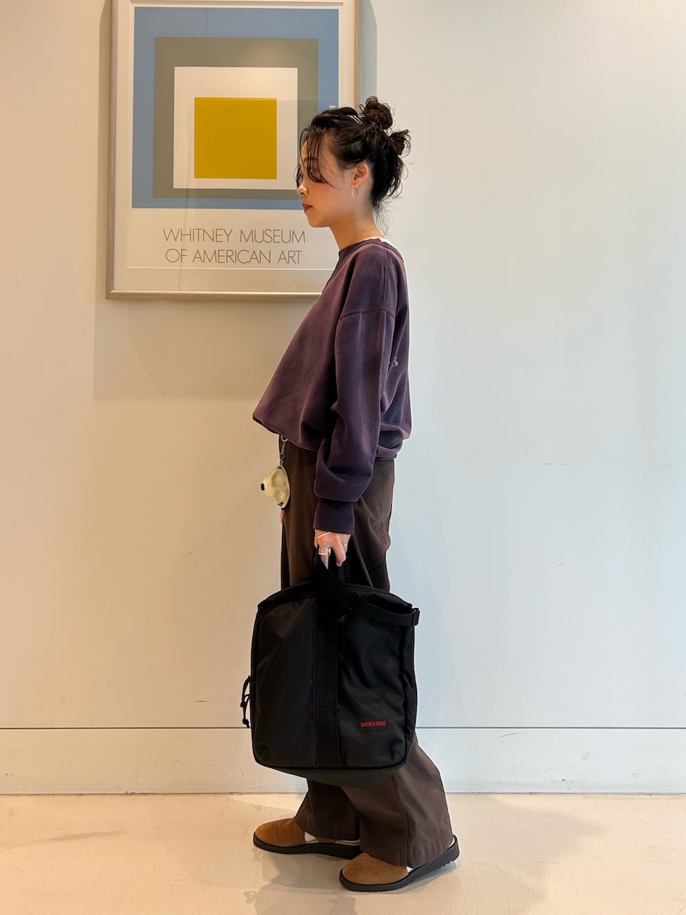 「スウェット、チノパン、シンプルコーデ、BRIEFING」｜「BEAMS BOYの【別注】 WAREHOUSE & CO. / ステンシル13 前V スウェット（スウェット、ブルー系）」を使った、黒田 彩乃さん（骨格ストレート・レディース・153cm）の夏コーディネートの2枚目の写真
