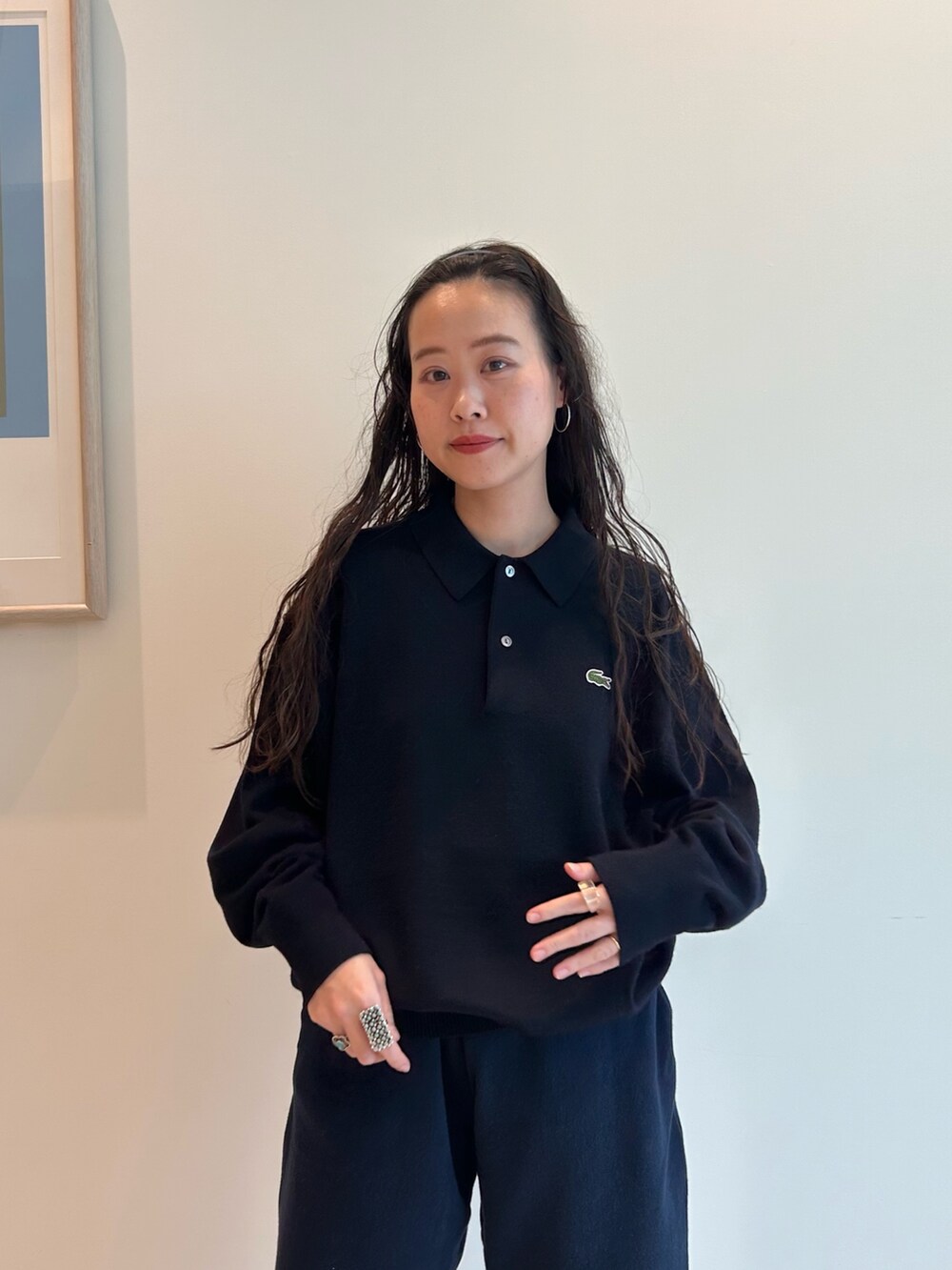 ブルー系のドレスシューズ、ブルー系のその他パンツ、ブルー系のニット/セーターを着用したレディースの夏コーディネートの4枚目の写真