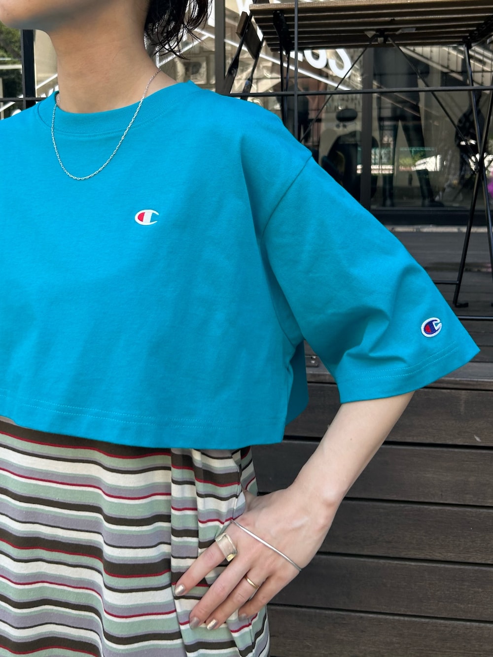 「ワンピース、ワンピーススタイル、チャンピオン、Champion、Champion別注、Tシャツ、短丈、いいね、save、フォローお願いします🤑、低身長、低身長コーデ」｜「BEAMS BOYのマルチボーダー ワンピース（ワンピース、グリーン系）」を使った、黒田 彩乃さん（骨格ストレート・レディース・153cm）の夏コーディネートの6枚目の写真