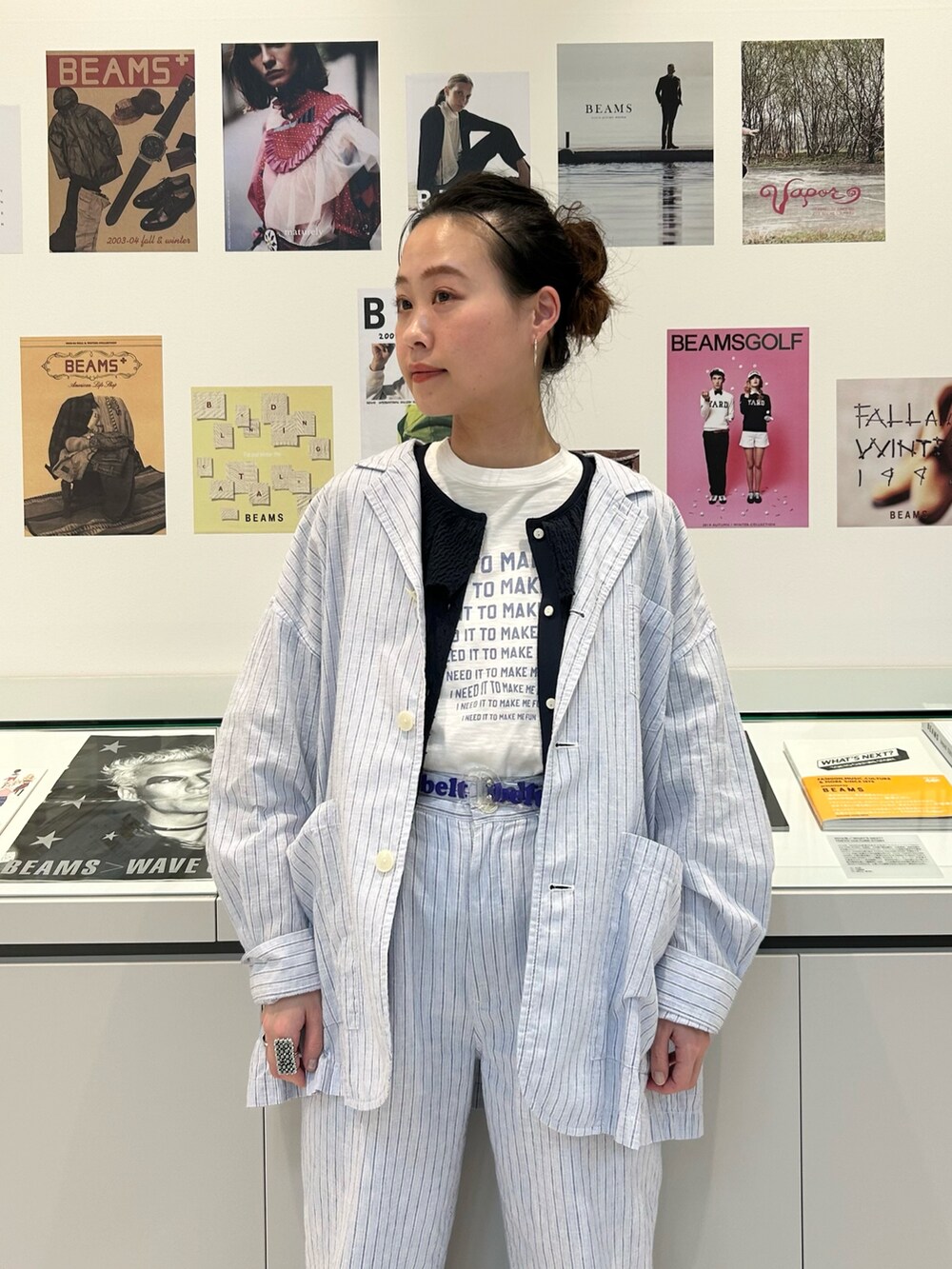 ホワイト系のTシャツ/カットソー、ブルー系のテーラードジャケット、ブルー系のスラックスを着用したレディースの冬コーディネートの3枚目の写真