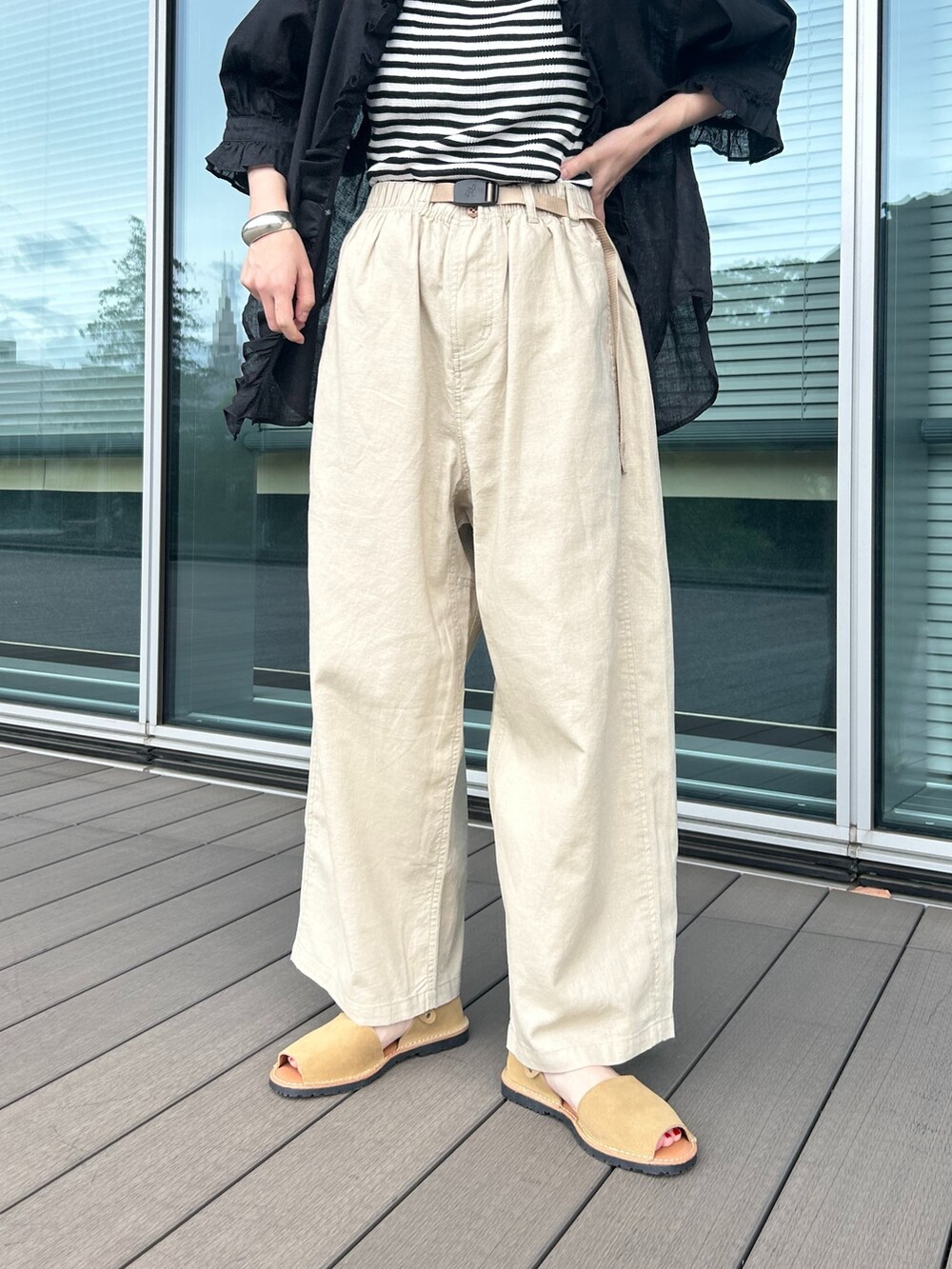 ベージュ系のその他パンツ、ブラック系のシャツ/ブラウス、ブラック系のタンクトップを着用したレディースの夏コーディネートの5枚目の写真