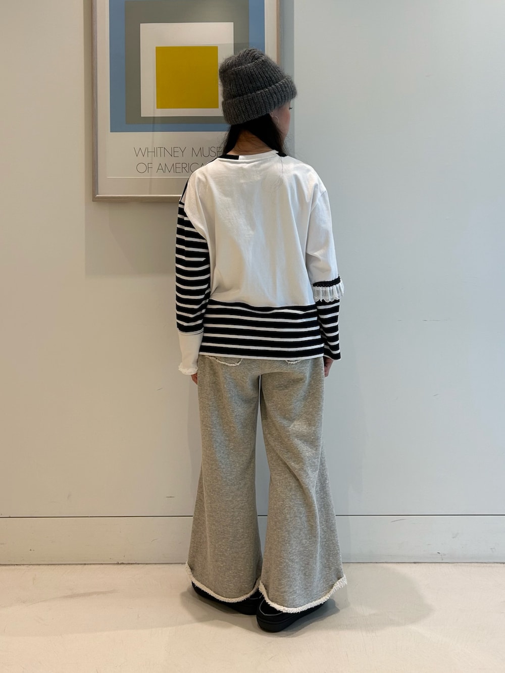 「maturelyのmaturely / ワイド フレア ジャージー パンツ（その他パンツ、グレー系）」を使った、黒田 彩乃さん（レディース・153cm）の秋コーディネートの3枚目の写真