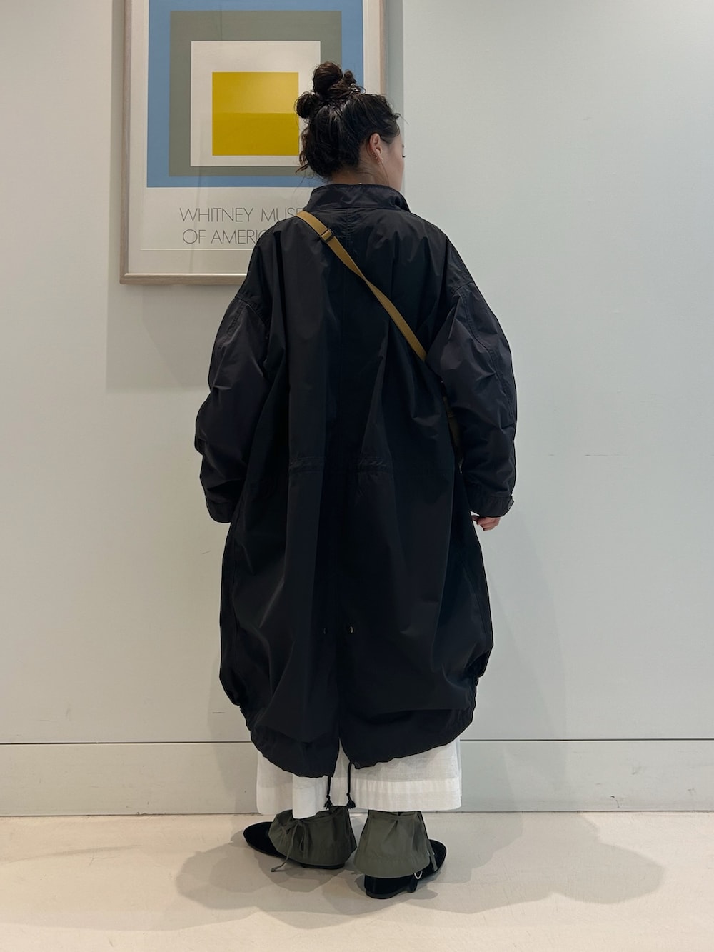「いいね、save、フォローお願いします🤑、低身長、ニットベスト、ワンピース、フリル、レイヤードスタイル、カーキ、秋コーデ、コート、M65、秋っぽコーデ更新中」｜「BEAMS BOYのソロテックス M65 パーカ（モッズコート、その他）」を使った、黒田 彩乃さん（レディース・153cm）の秋コーディネートの2枚目の写真