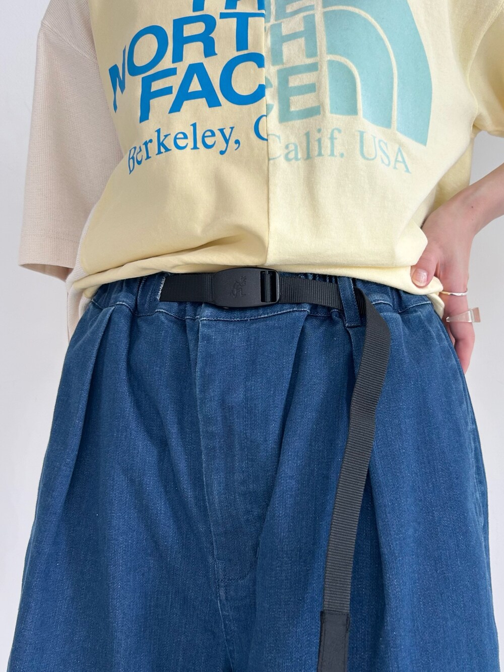 ブラウン系のバックパック/リュック、ブルー系のデニムパンツ、ベージュ系のローファーを着用したレディースの春コーディネートの10枚目の写真