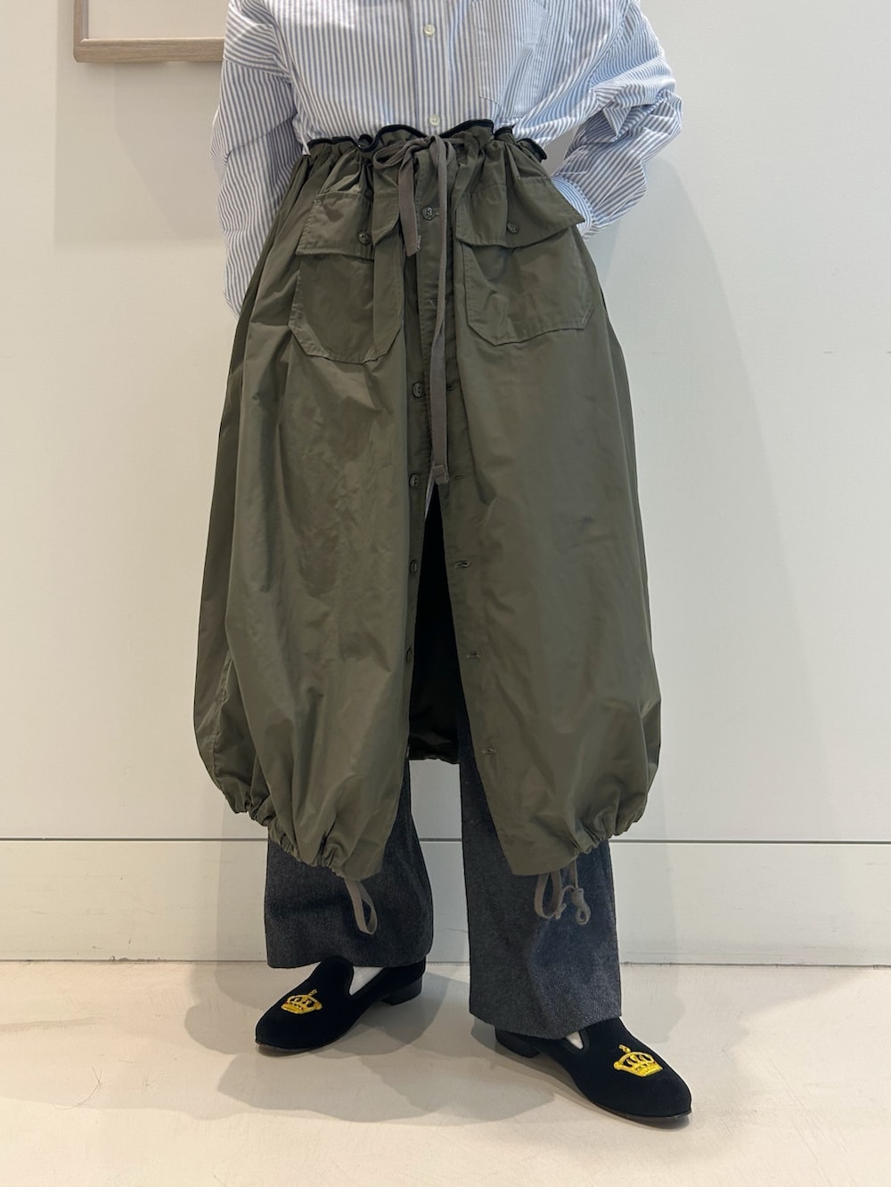 「ENGINEERED GARMENTS、ミリタリー、ミリタリーコート、ボタンダウンシャツ、ベスト、スラックス、いいね、save、フォローお願いします🤑、低身長、レイヤードスタイル、カーキ、秋っぽコーデ更新中」｜「BEAMS BOYのオックスフォード ストライプ ビッグボタンダウン シャツ（シャツ/ブラウス、ブルー系）」を使った、黒田 彩乃さん（レディース・153cm）の秋コーディネートの5枚目の写真