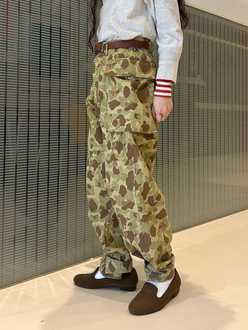 その他のミリタリージャケット、その他のカーゴパンツ、ベージュ系のTシャツ/カットソーを着用したレディースの秋コーディネートの7枚目の写真