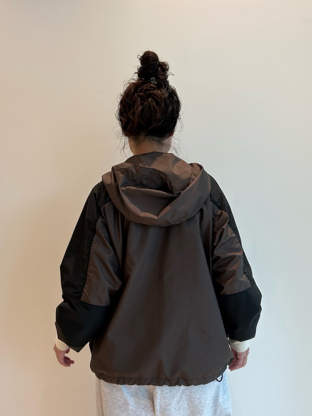 グレー系のスウェットパンツ、ブラック系のローファーを着用したレディースの夏コーディネートの5枚目の写真