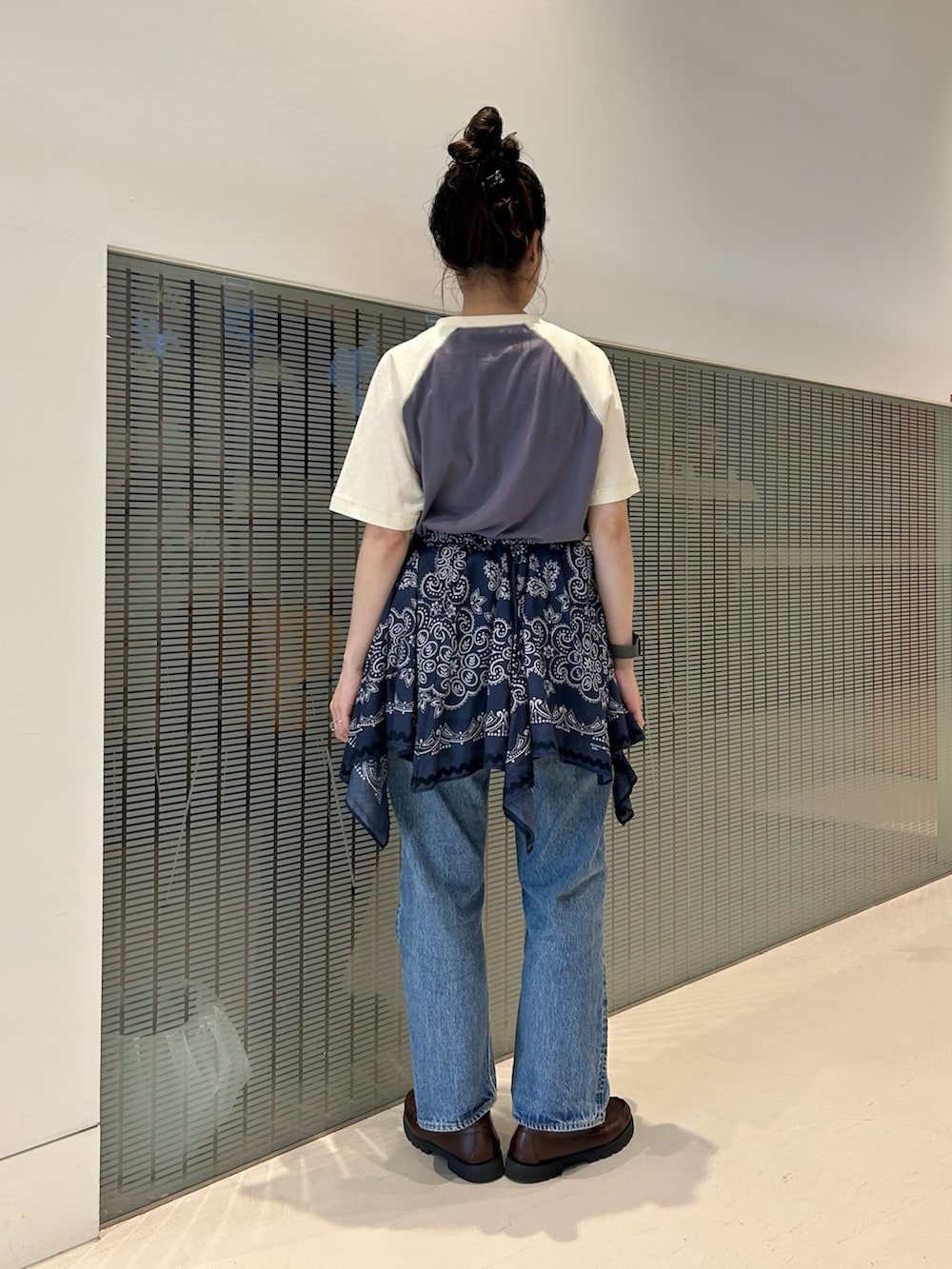 ブルー系のスカート、ブルー系のTシャツ/カットソー、ブルー系のデニムパンツを着用したレディースの夏コーディネートの2枚目の写真
