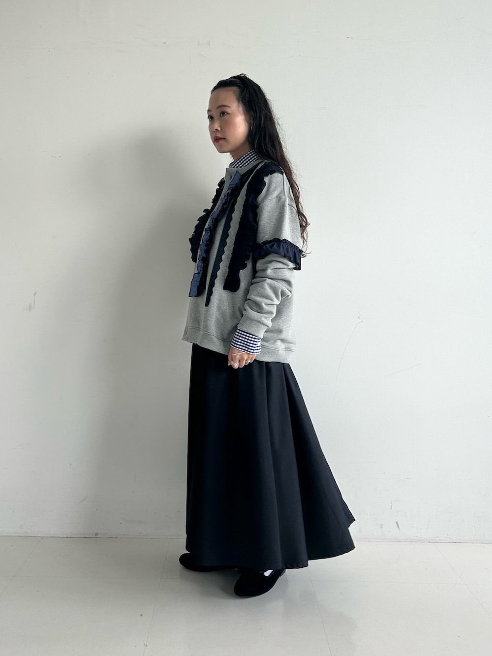 ブルー系のドレスシューズ、ブルー系のスカート、グレー系のカーディガン/ボレロを着用したレディースの秋コーディネートの2枚目の写真