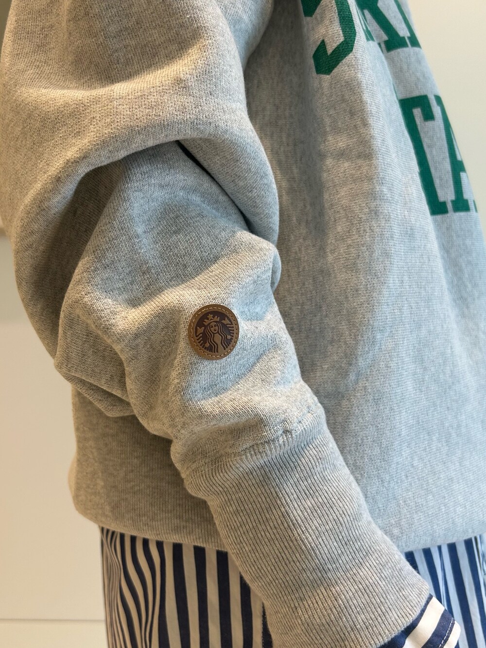 ブルー系のワンピース、ブルー系のスカートを着用したレディースの秋コーディネートの6枚目の写真