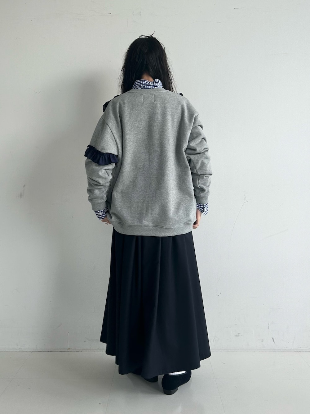 ブルー系のドレスシューズ、ブルー系のスカート、グレー系のカーディガン/ボレロを着用したレディースの秋コーディネートの3枚目の写真