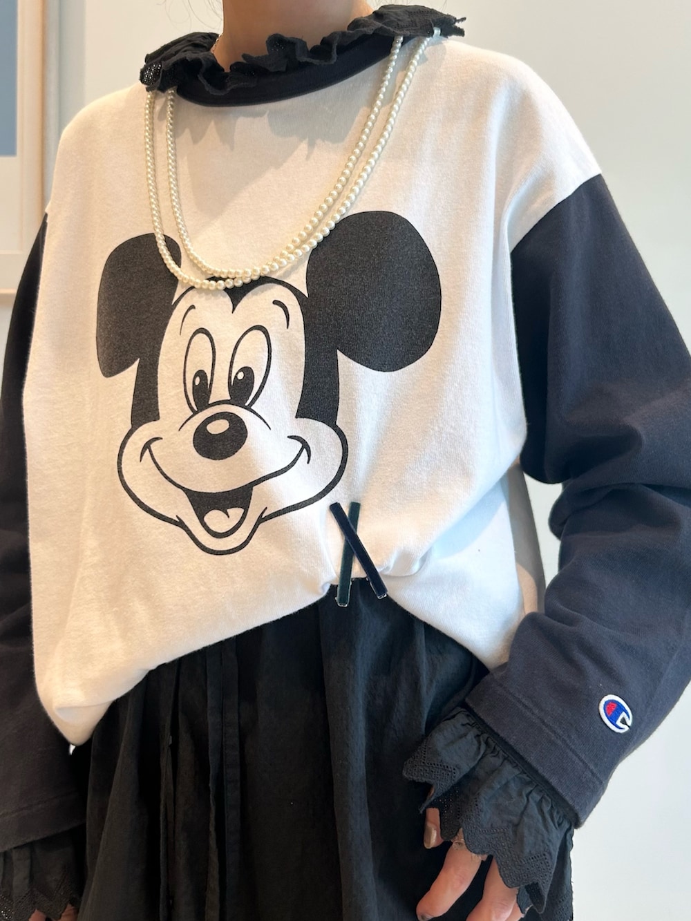 ブラック系のワンピース、ブラック系のTシャツ/カットソー、ブラック系のショルダーバッグを着用したレディースの夏コーディネートの6枚目の写真