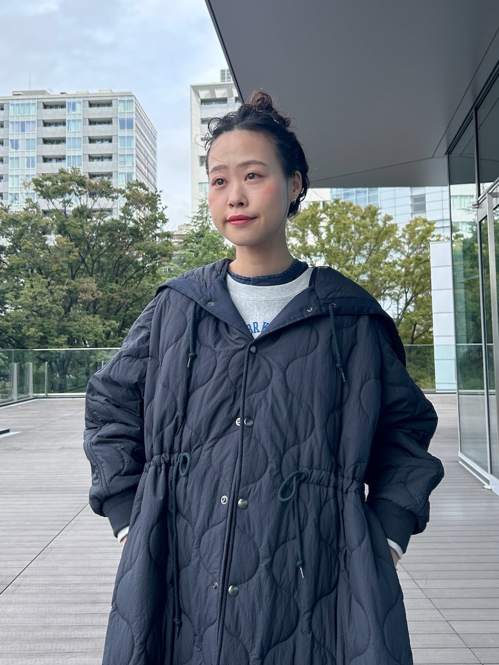 ブルー系のその他アウター、グレー系のスウェット、グレー系のスカートを着用したレディースの秋コーディネートの4枚目の写真