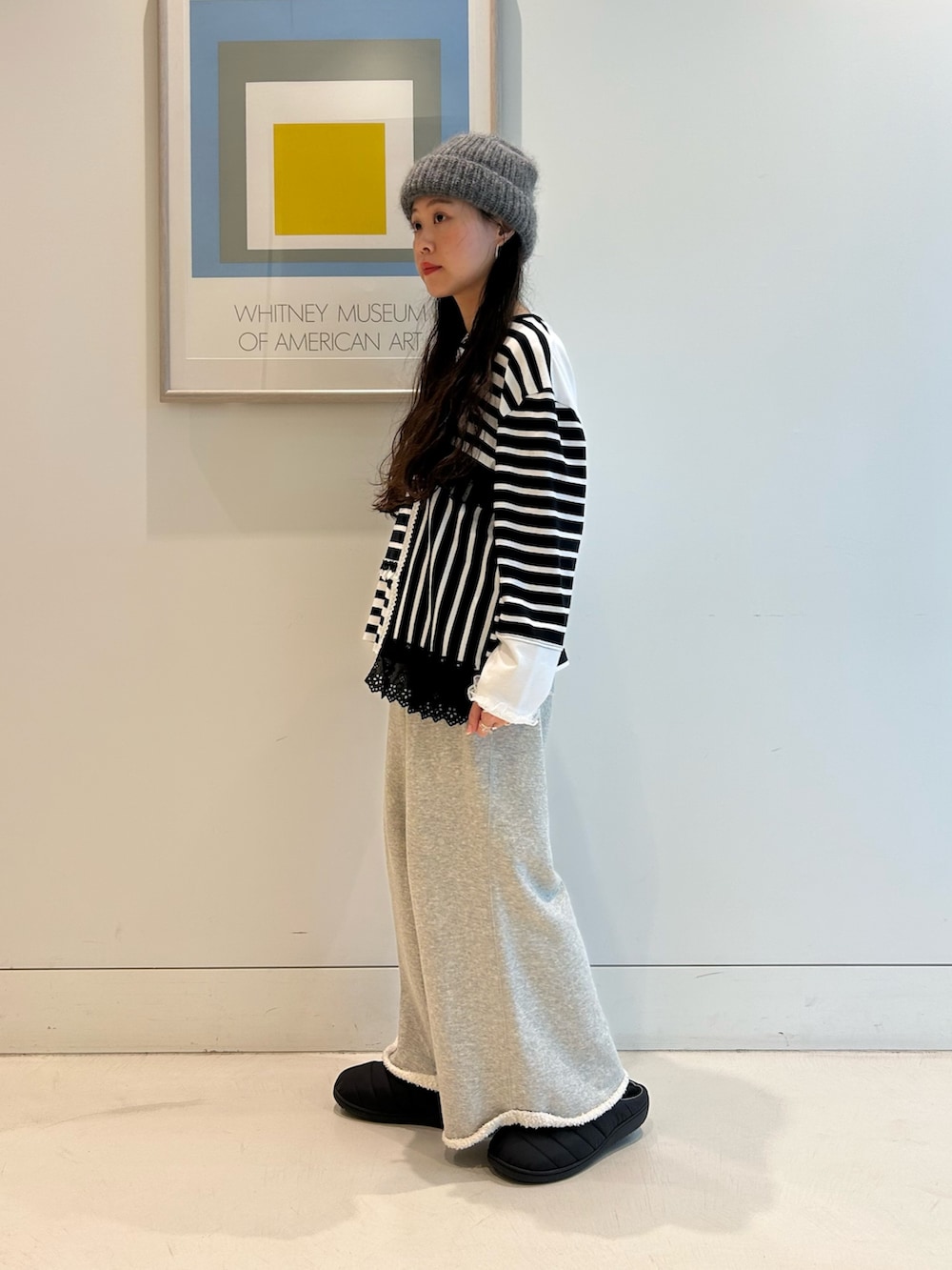 「maturelyのmaturely / ワイド フレア ジャージー パンツ（その他パンツ、グレー系）」を使った、黒田 彩乃さん（レディース・153cm）の秋コーディネートの2枚目の写真