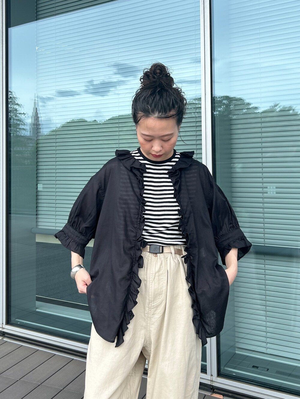 ベージュ系のその他パンツ、ブラック系のシャツ/ブラウス、ブラック系のタンクトップを着用したレディースの夏コーディネートの3枚目の写真