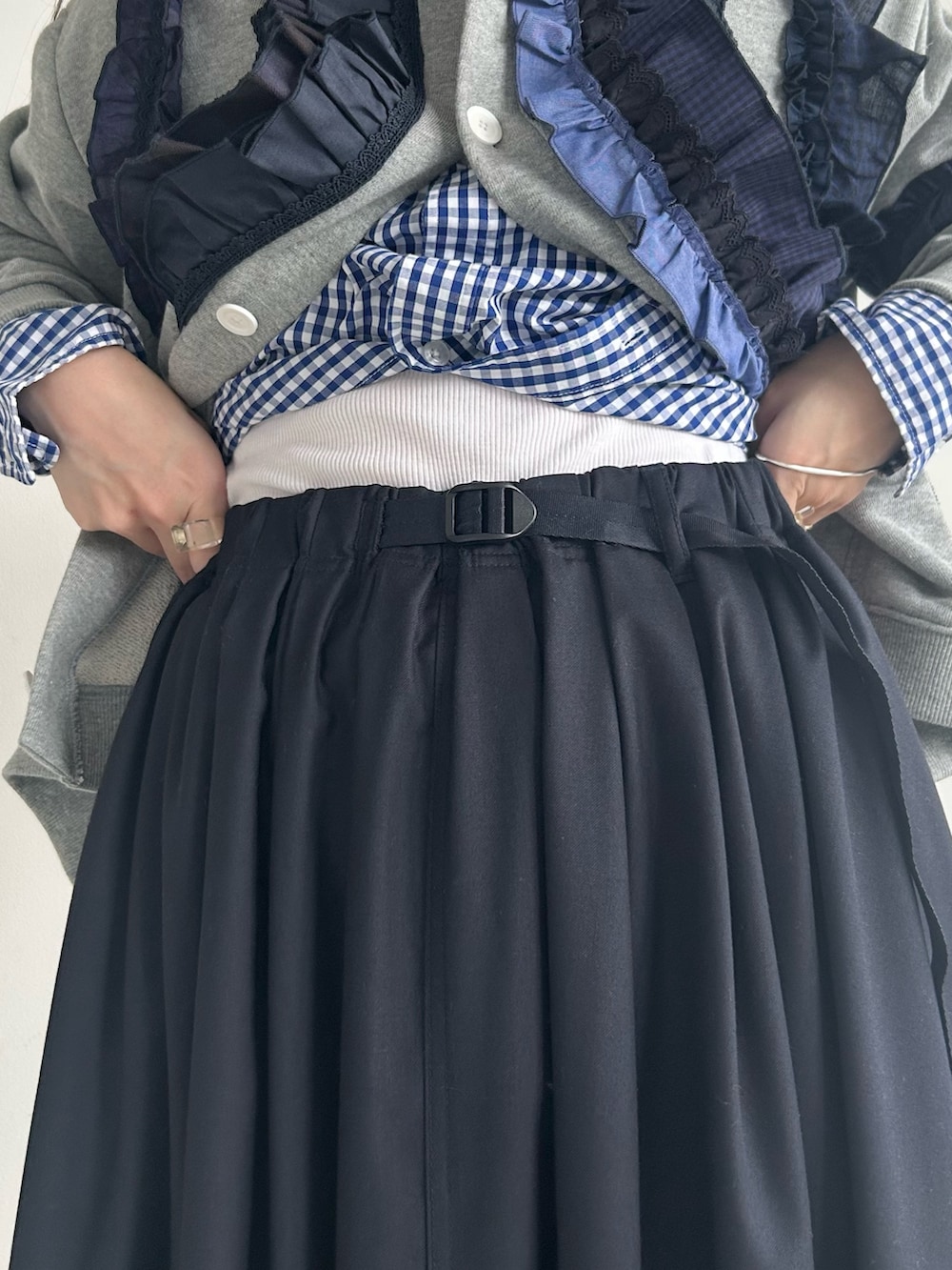 ブルー系のドレスシューズ、ブルー系のスカート、グレー系のカーディガン/ボレロを着用したレディースの秋コーディネートの8枚目の写真