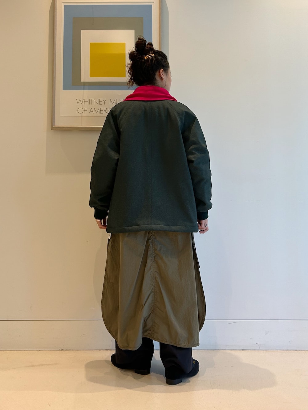 グリーン系のブルゾン、グリーン系のワンピース、イエロー系のTシャツ/カットソーを着用したレディースの秋コーディネートの3枚目の写真