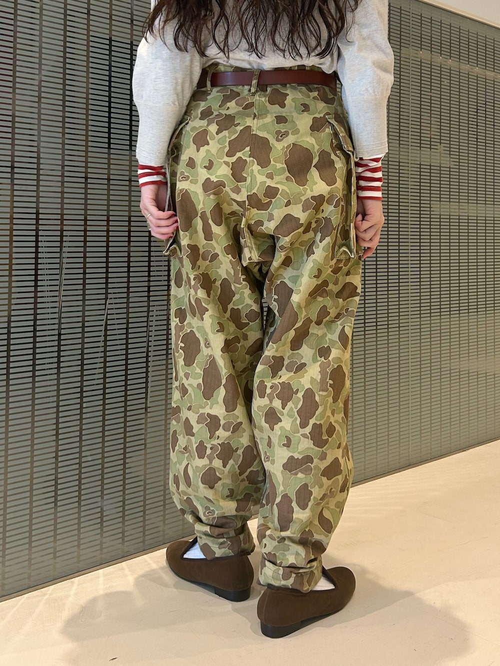 その他のミリタリージャケット、その他のカーゴパンツ、ベージュ系のTシャツ/カットソーを着用したレディースの秋コーディネートの8枚目の写真