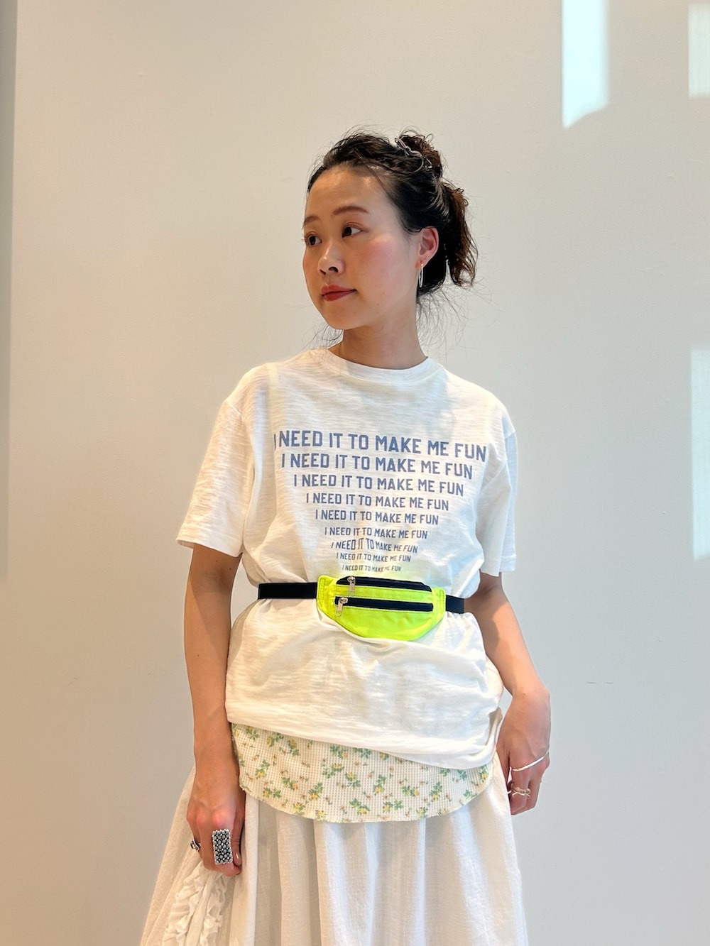 グリーン系のブルゾン、ホワイト系のTシャツ/カットソー、ブルー系のデニムパンツを着用したレディースの冬コーディネートの6枚目の写真