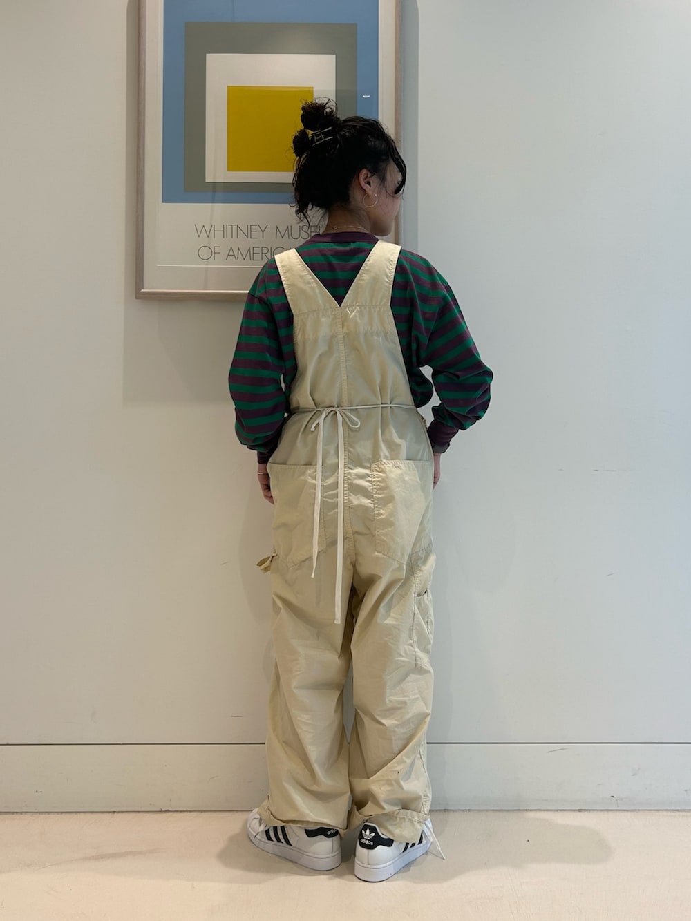 「オーバーオール、ボーダー、ロンT、いいね、save、フォローお願いします🤑、低身長、低身長コーデ」｜「BEAMS BOYのエプロン オーバーオール（サロペット/オーバーオール、ホワイト系）」を使った、黒田 彩乃さん（骨格ストレート・レディース・153cm）の夏コーディネートの3枚目の写真