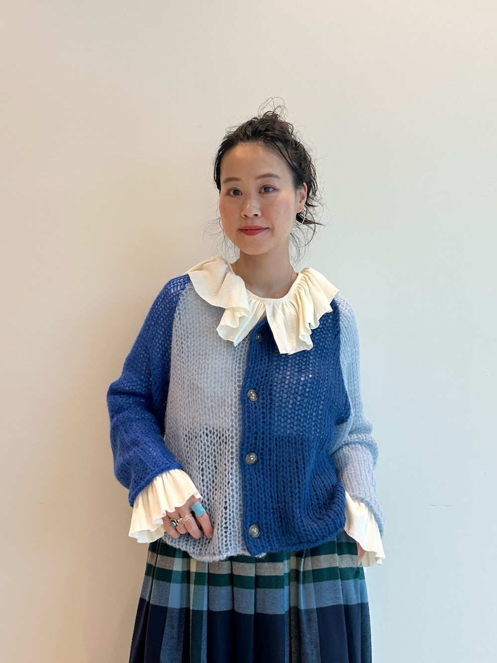 ブルー系のステンカラーコート、ホワイト系のTシャツ/カットソー、ブルー系のカーディガン/ボレロを着用したレディースの秋コーディネートの6枚目の写真