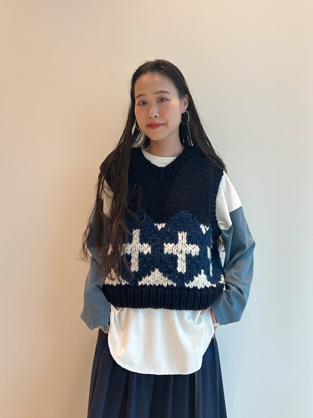 ブルー系のスカート、ブルー系のベスト、ブルー系のTシャツ/カットソーを着用したレディースの夏コーディネートの3枚目の写真